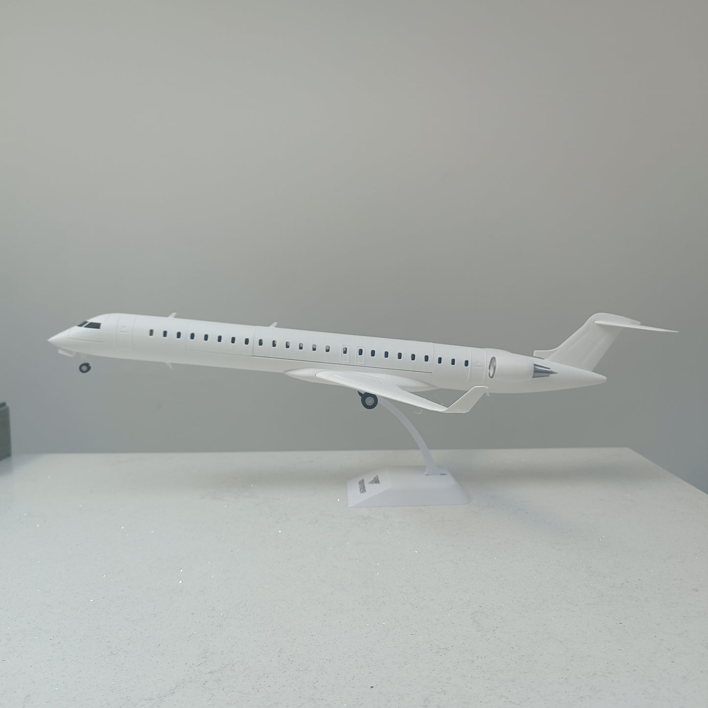 CRJ 900 style aircraft model (1/72 scale) – Magnetic Cockpit