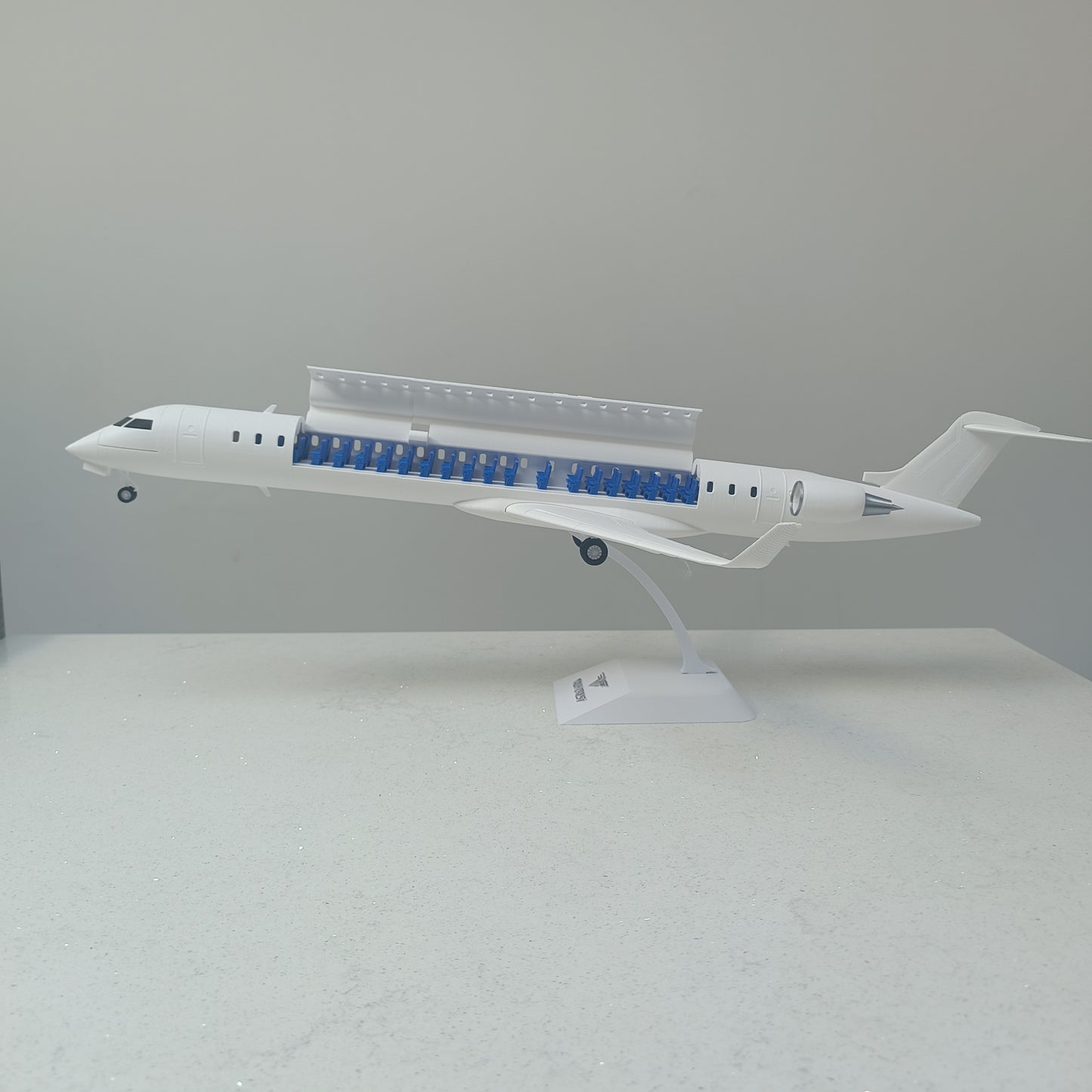 CRJ 900 style aircraft model (1/72 scale) – Magnetic Cockpit