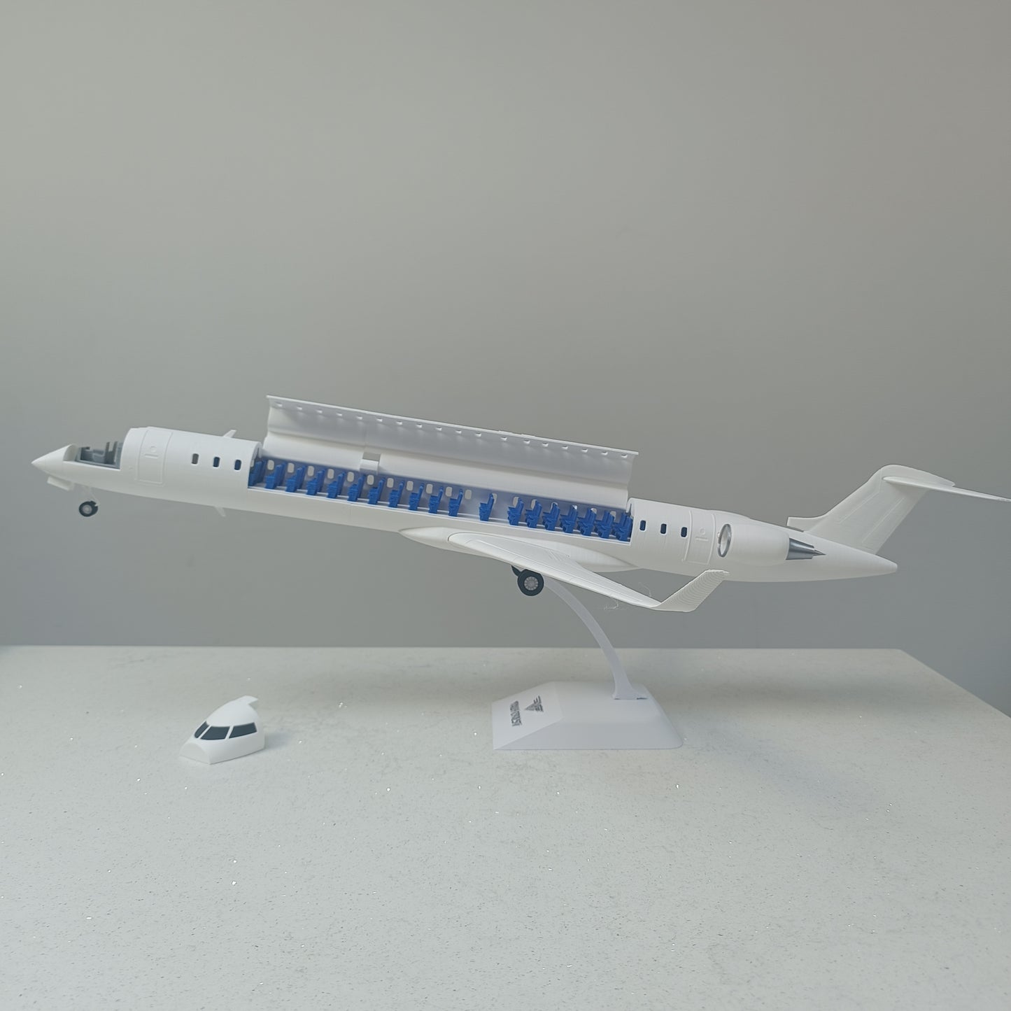 CRJ 900 style aircraft model (1/72 scale) – Magnetic Cockpit