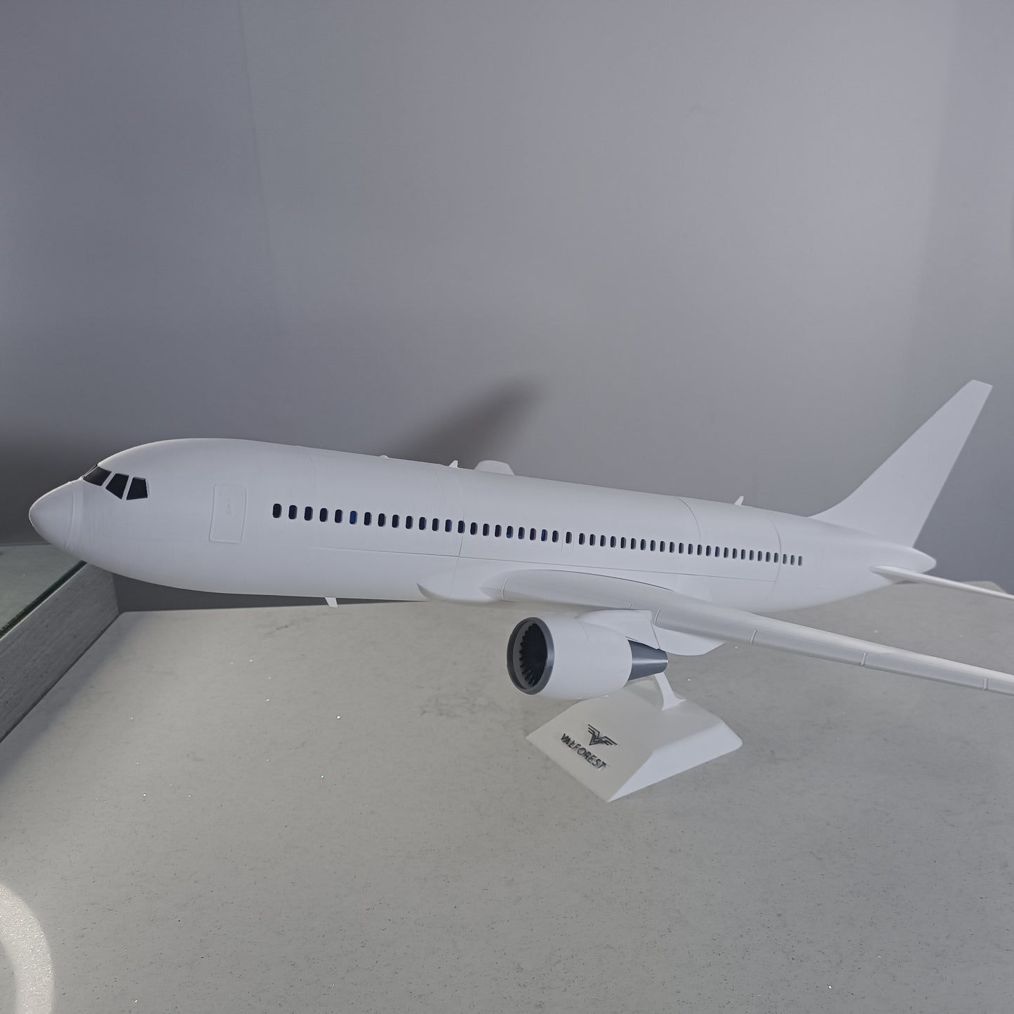 767-200 style aircraft model (1/80 scale)