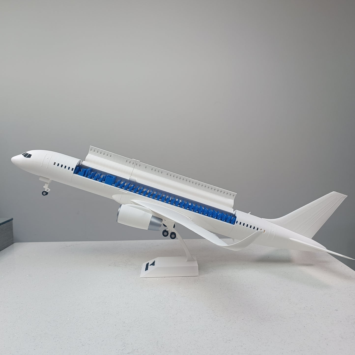 757-200 style aircraft model (1/80 scale)