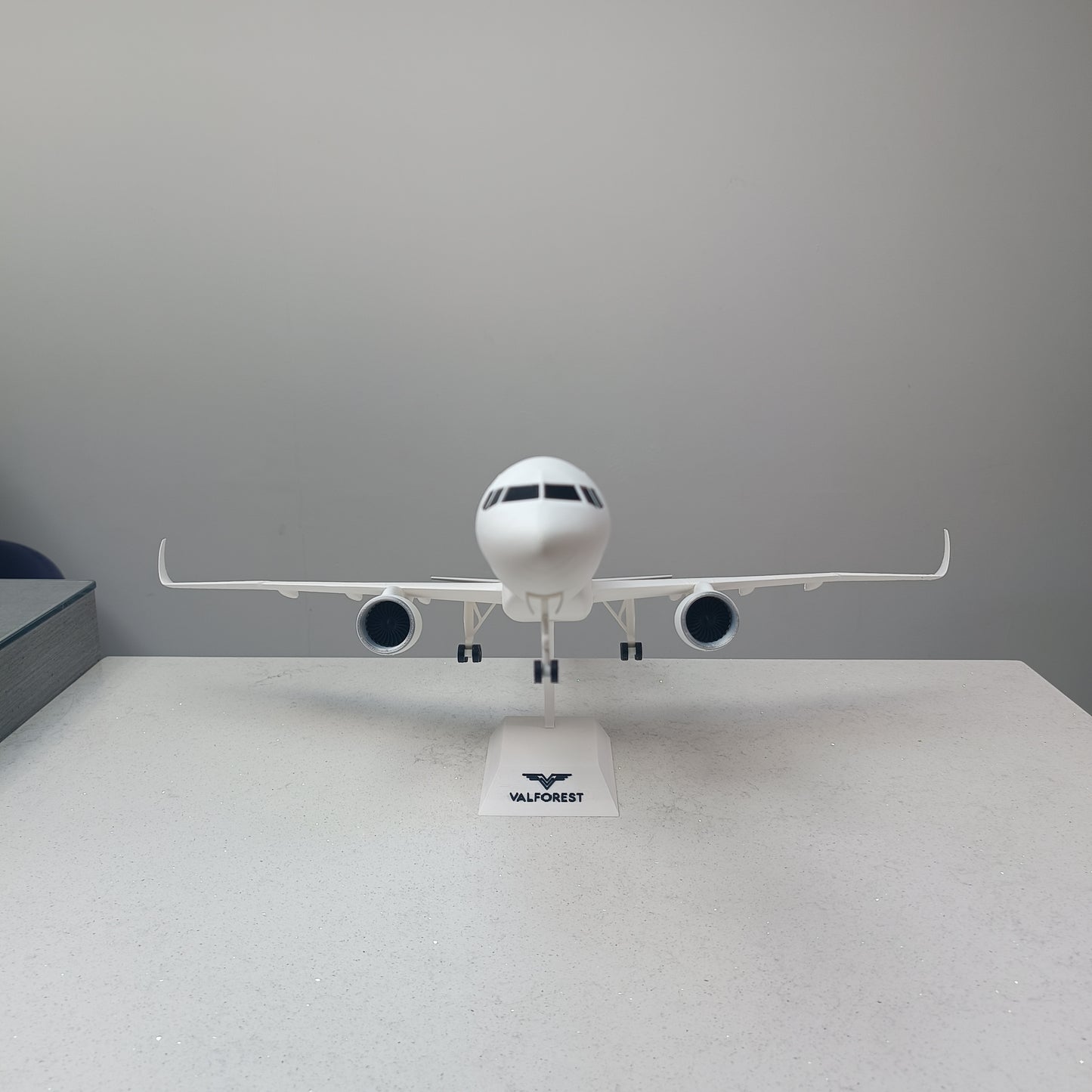 757-200 style aircraft model (1/80 scale)