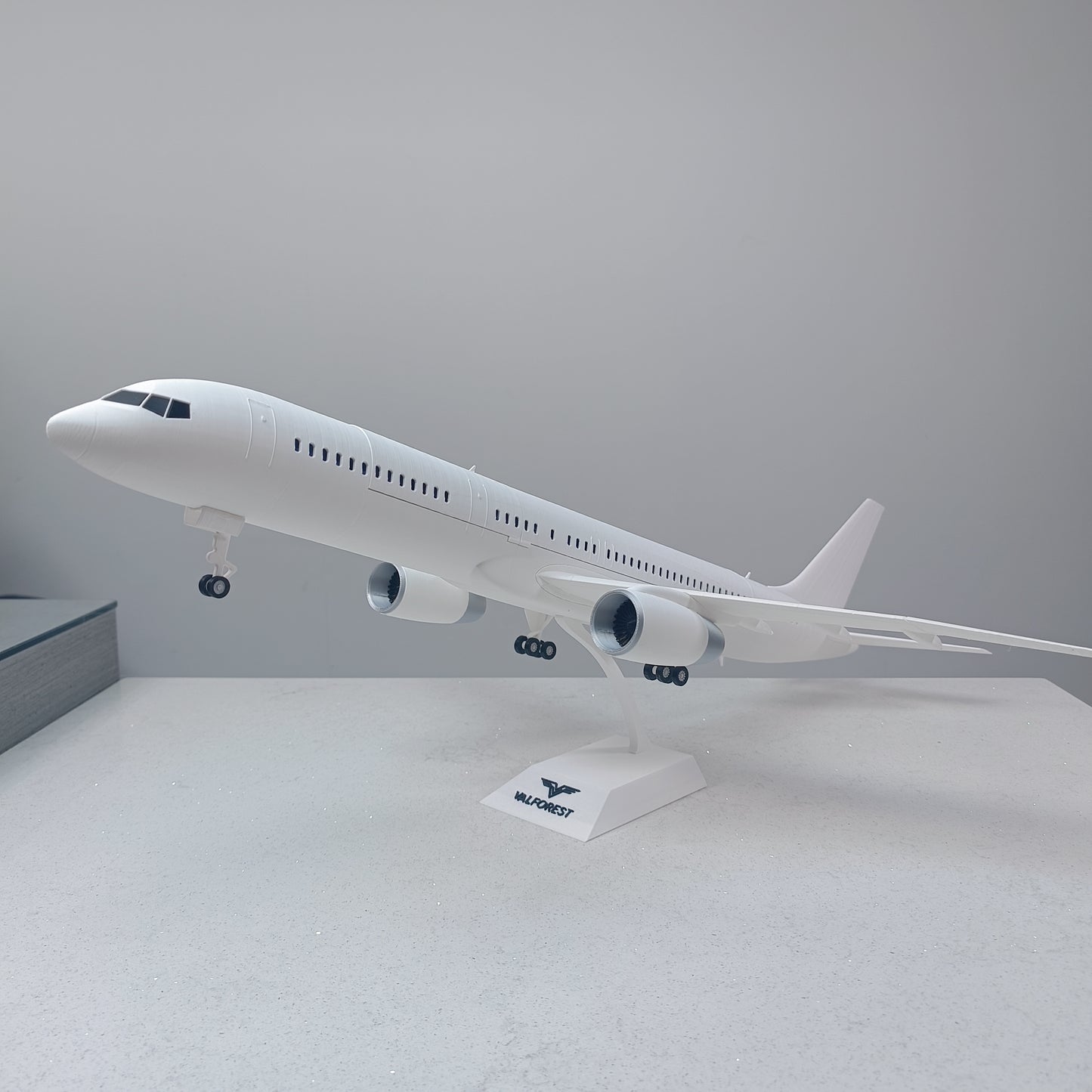 757-200 style aircraft model (1/80 scale)