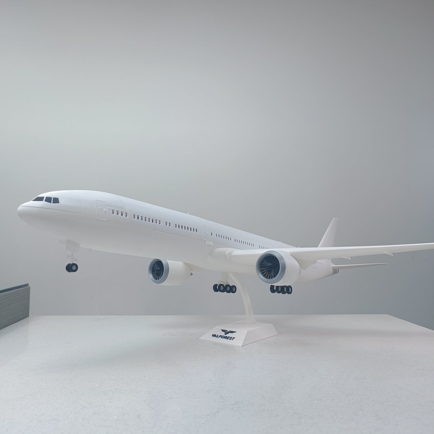 777X - style model plane (1/100 scale)