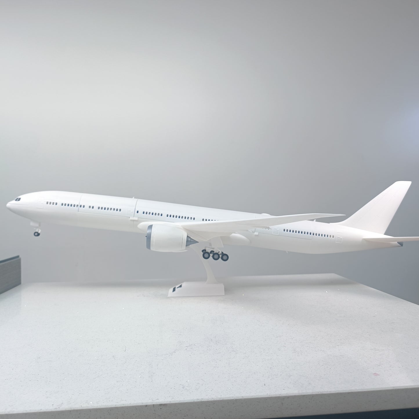 777X - style model plane (1/100 scale)