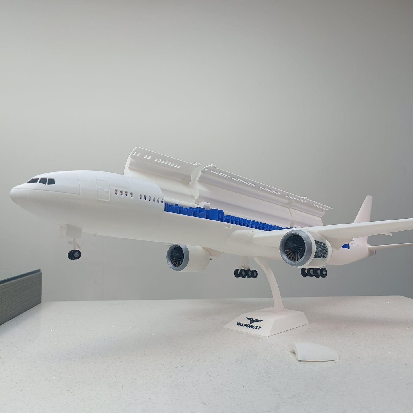 777X - style model plane (1/100 scale)