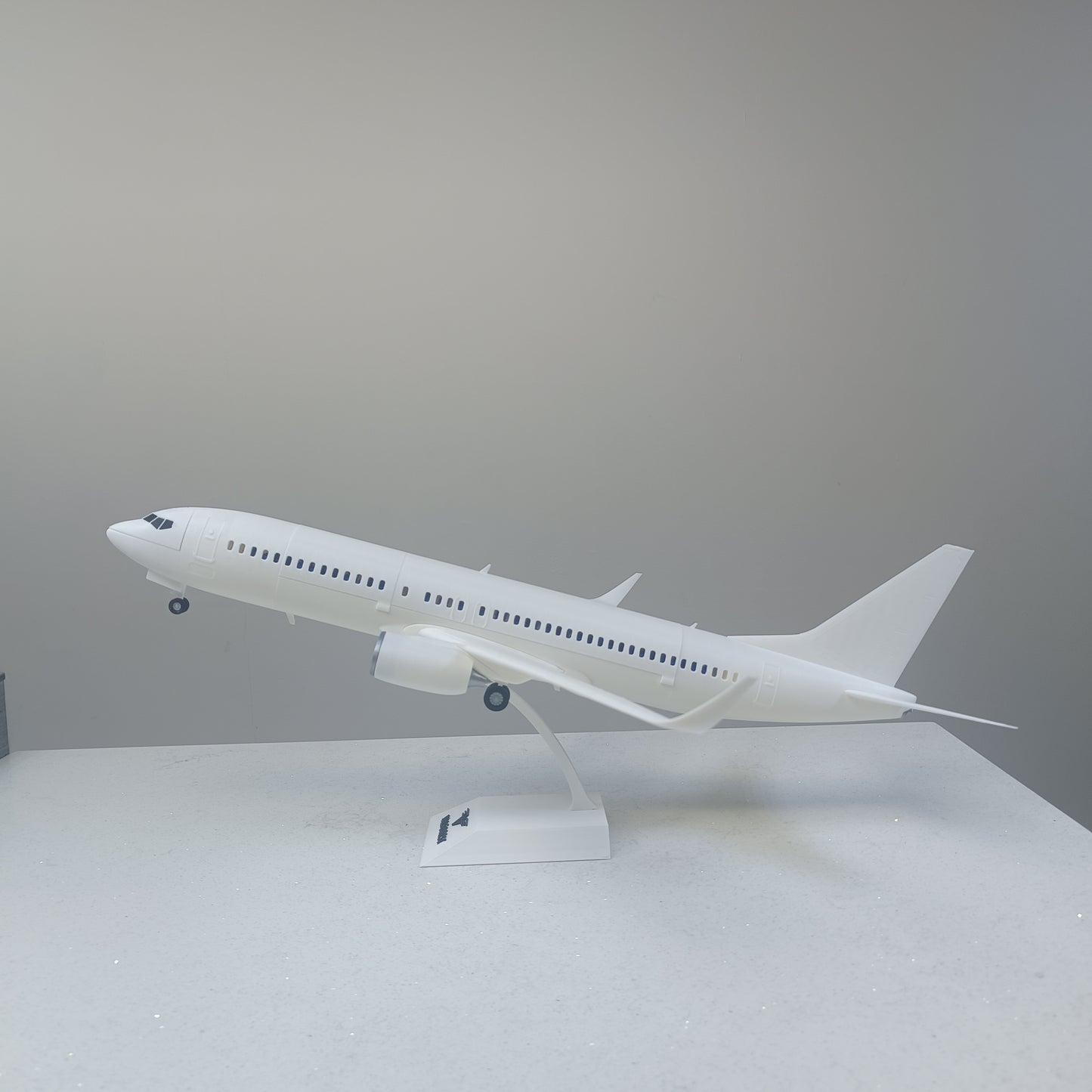 737-800 style aircraft model (1/80 scale) – Magnetic Cockpit