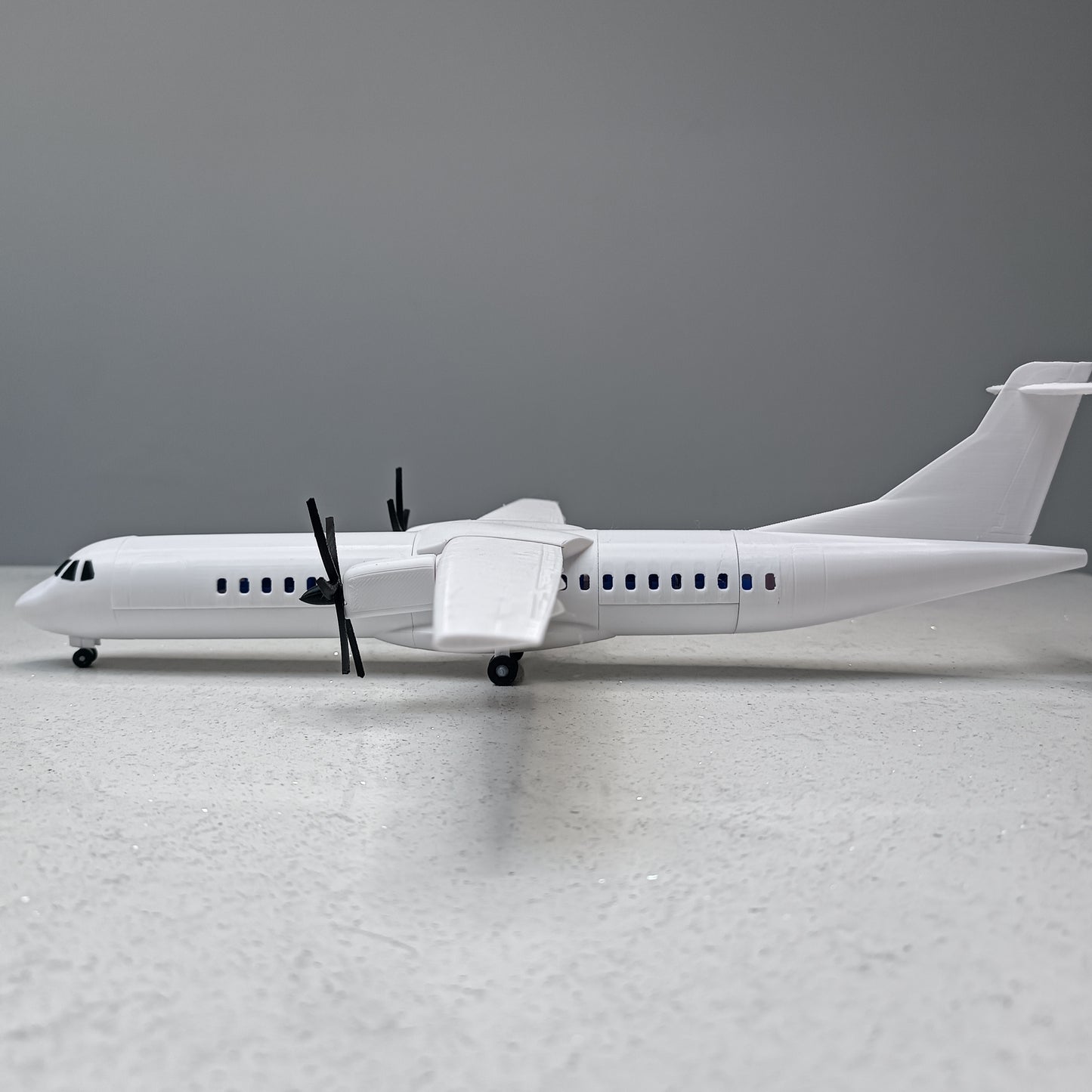 ATR 72-600 style aircraft model replica (1/80 scale)