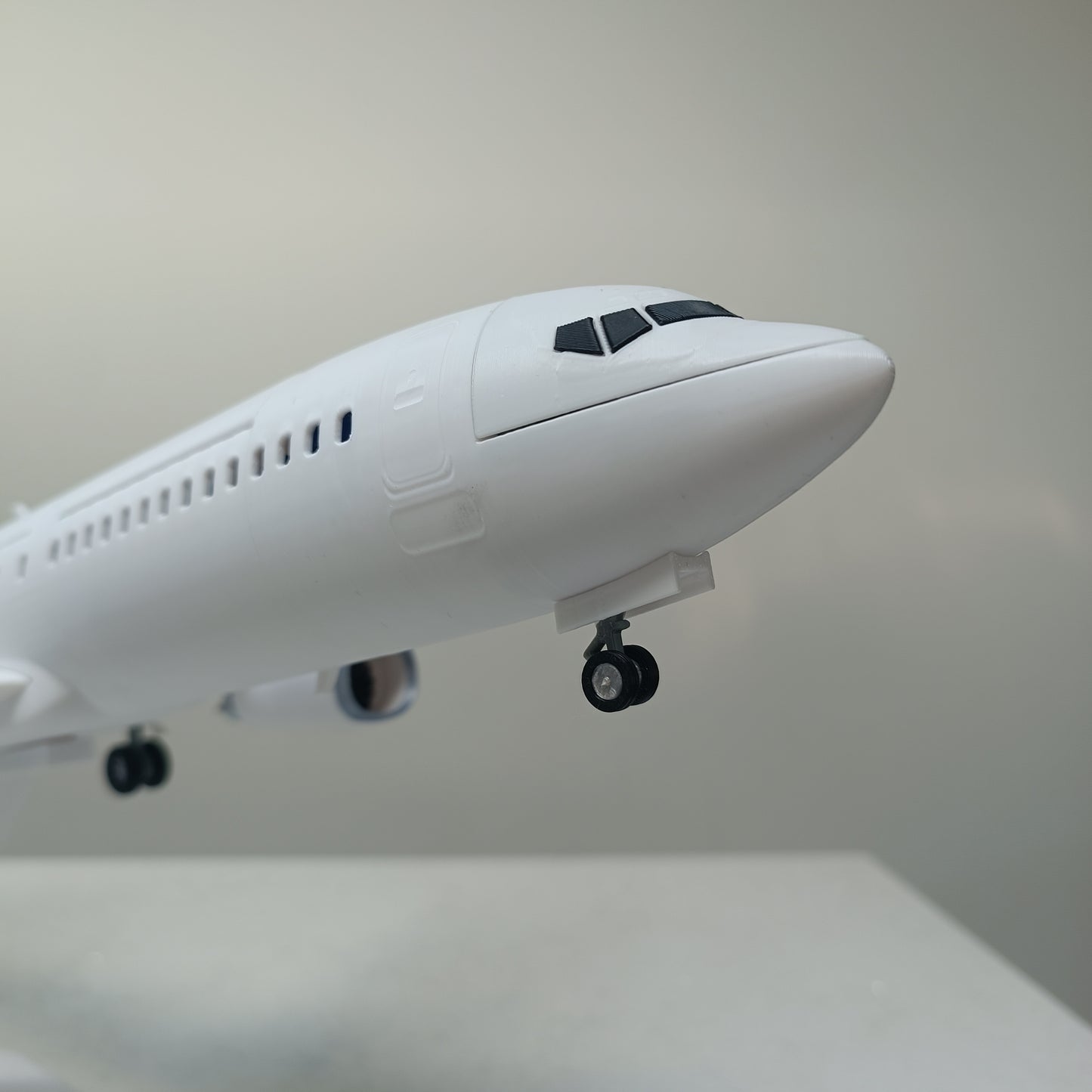 737-800 style aircraft model (1/80 scale) – Magnetic Cockpit