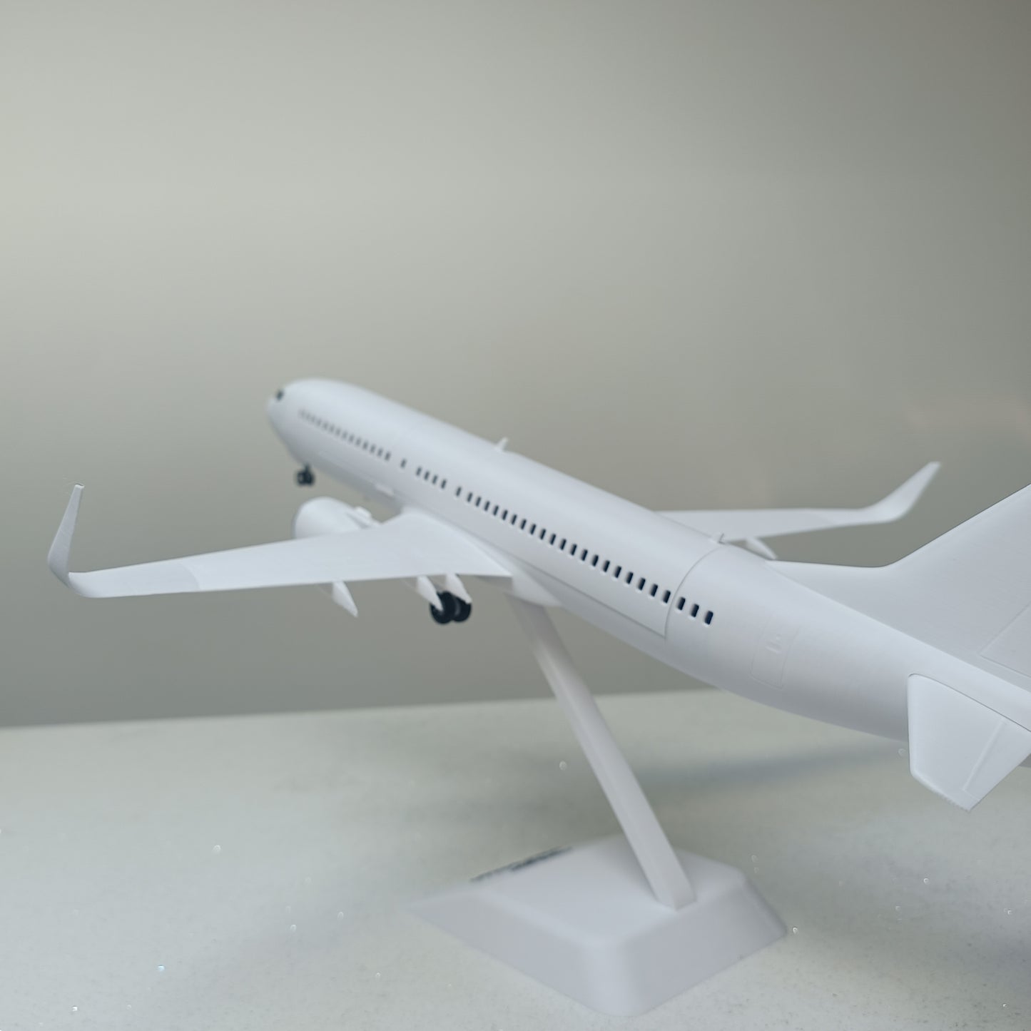 737-800 style aircraft model (1/80 scale) – Magnetic Cockpit