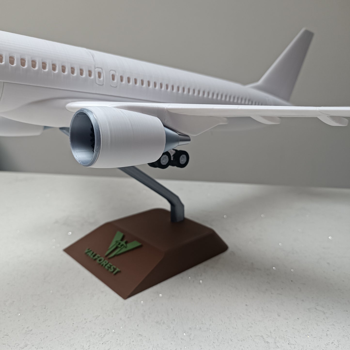 757-200 style aircraft model (1/80 scale)