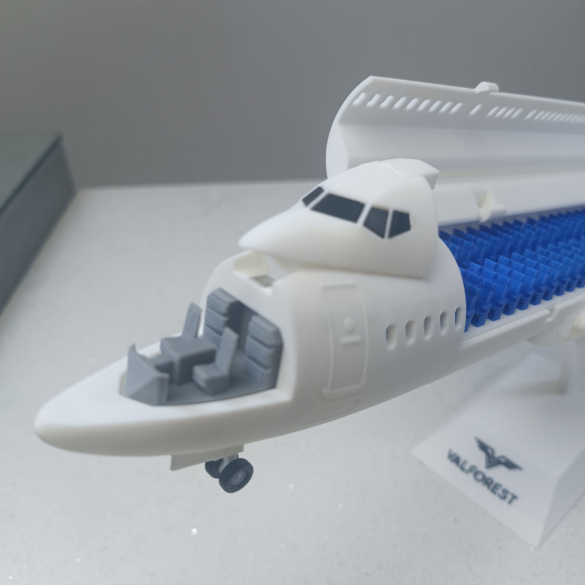 737-800 style aircraft model (1/80 scale) – Magnetic Cockpit