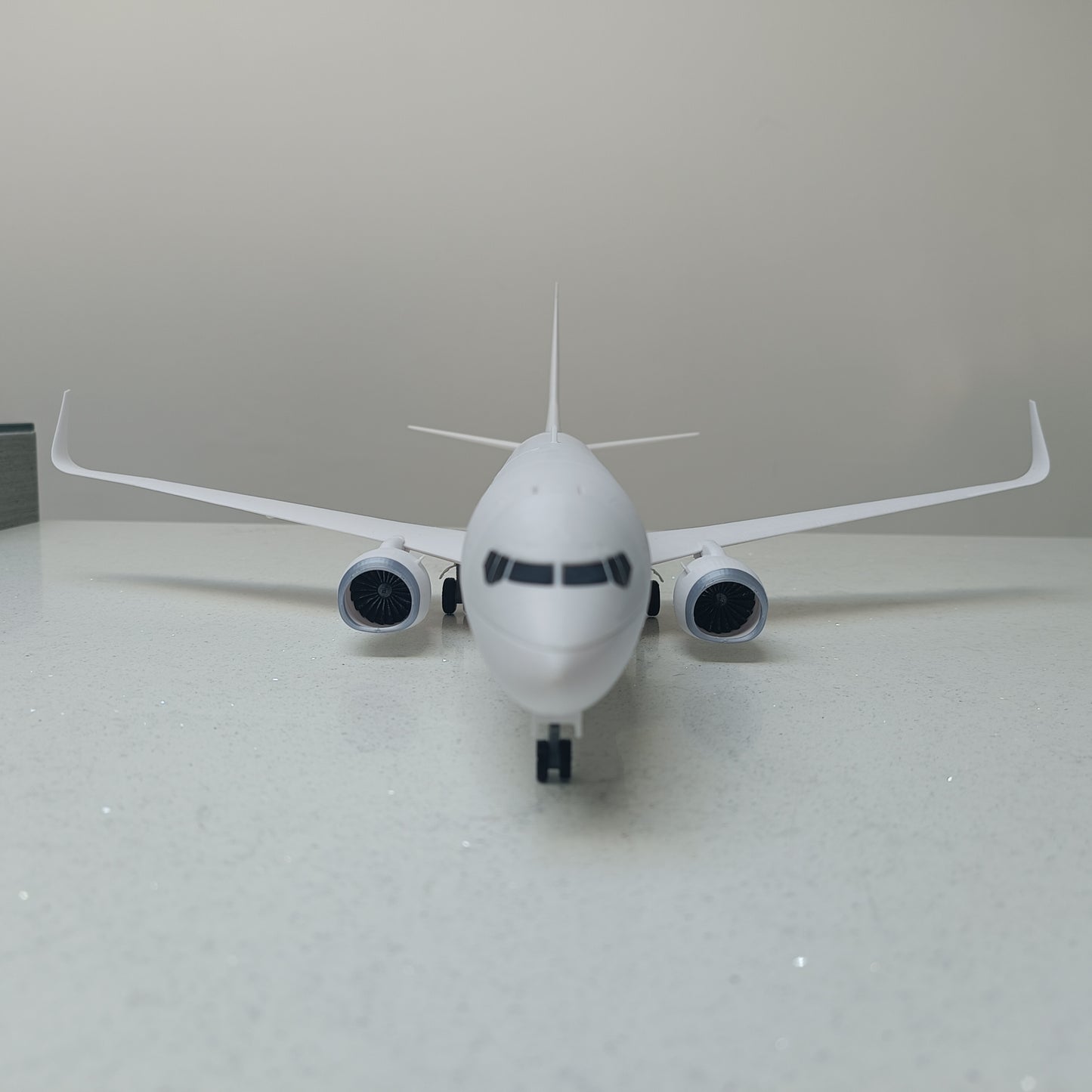 737-800 style aircraft model (1/80 scale) – Magnetic Cockpit