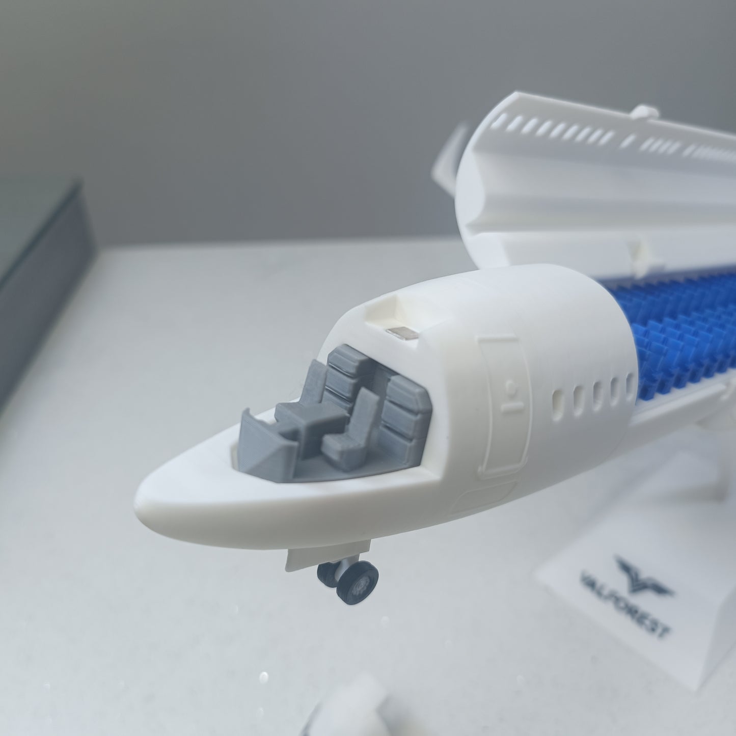 737-800 style aircraft model (1/80 scale) – Magnetic Cockpit
