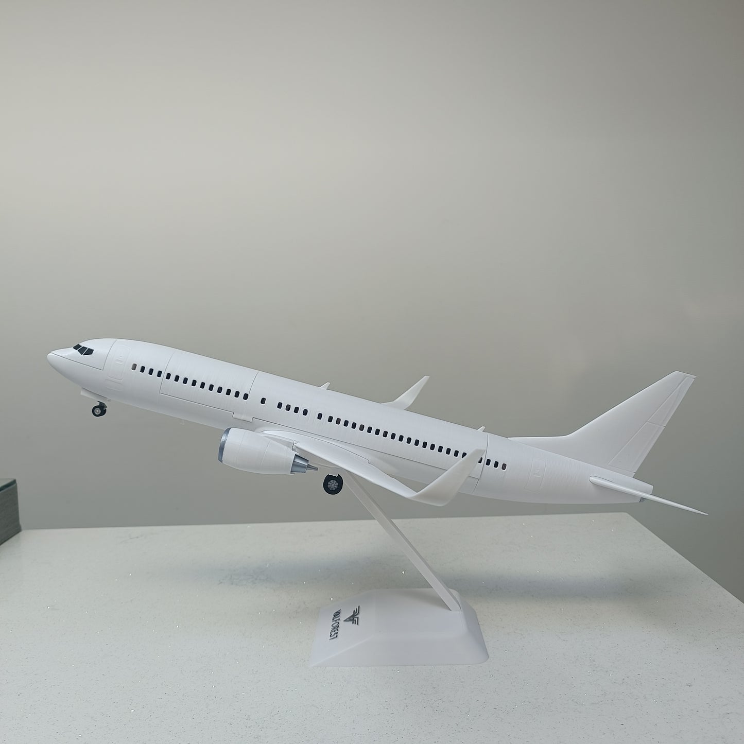 737-800 style aircraft model (1/80 scale) – Magnetic Cockpit
