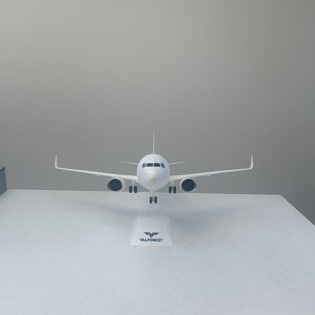 737-800 style aircraft model (1/80 scale) – Magnetic Cockpit
