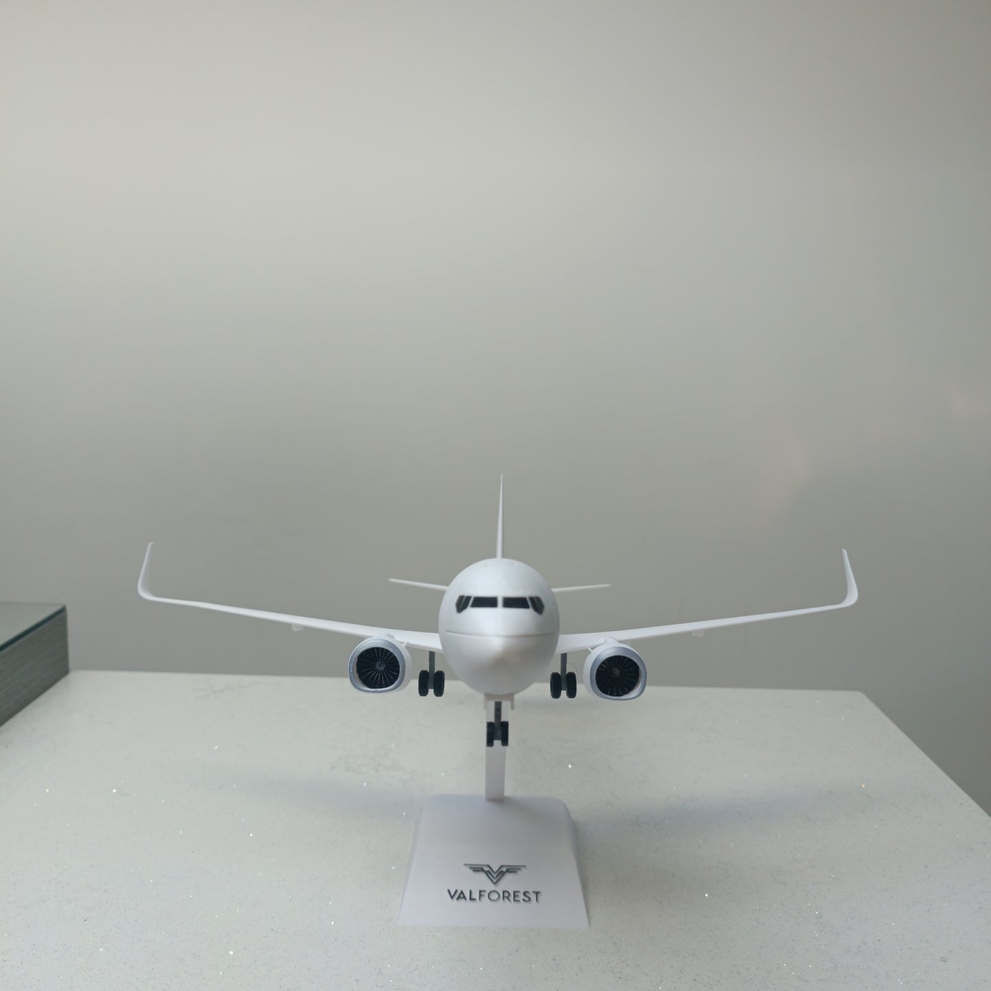 737-800 style aircraft model (1/80 scale) – Magnetic Cockpit