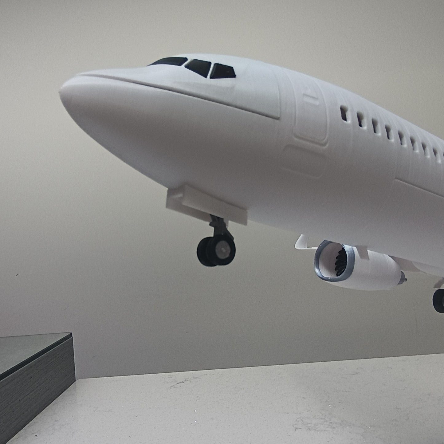 737-800 style aircraft model (1/80 scale) – Magnetic Cockpit